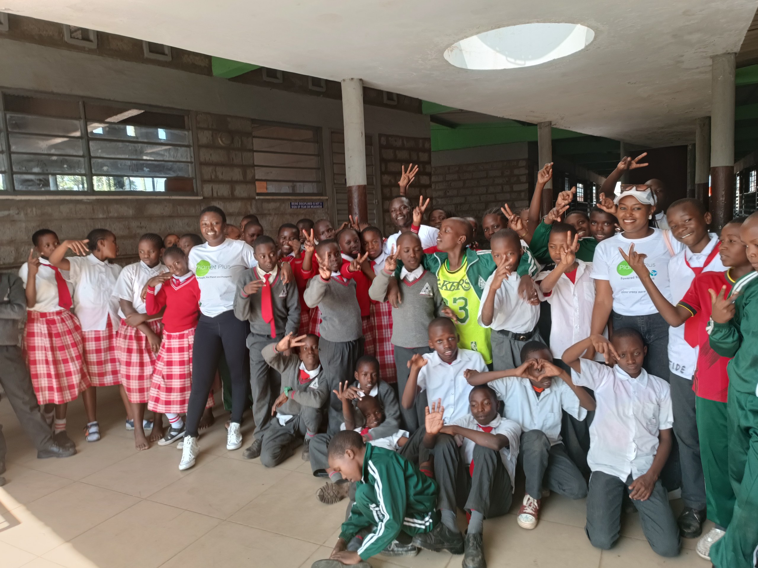 Schülerinnen und Schüler an der Mukuru School